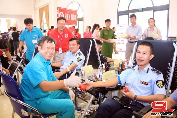 Tình nguyện viên khối quản lý thị trường tham gia hiến máu.