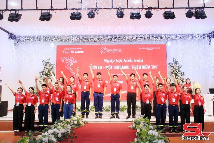 Nghi thức quyết tâm, thể hiện tinh thần sẵn sàng chung tay tổ chức thành công Hành trình Đỏ năm 2026.