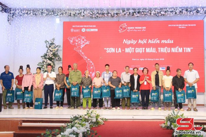 Trao quà cho 20 gia đình chính sách, người yếu thế.