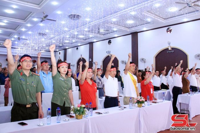 Các đại biểu thực hiện nghi thức quyết tâm, sẵn sàng chung tay tổ chức thành công Hành trình Đỏ năm 2026.