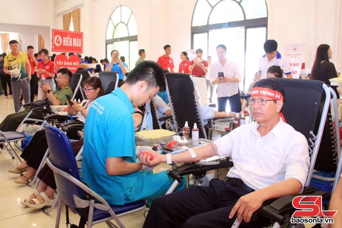 Lãnh đạo Sở Giáo dục và Đào tạo tỉnh Sơn La tham gia hiến máu.