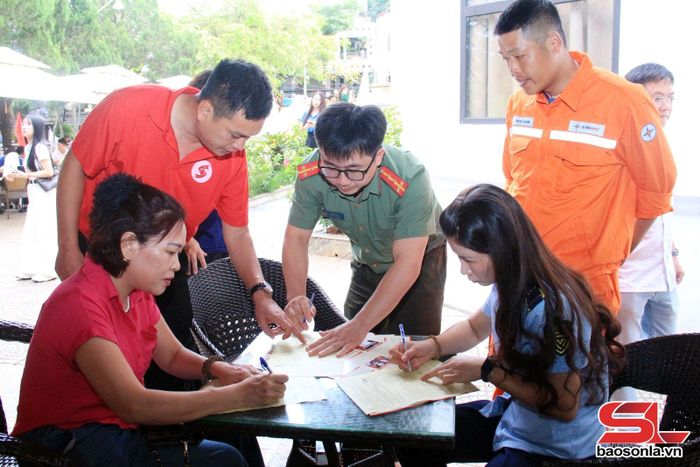 Các tình nguyện viên đăng ký hiến máu.