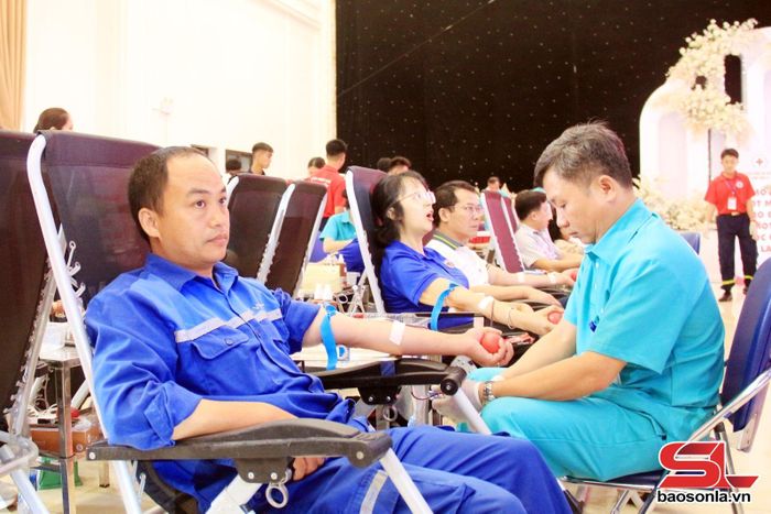 Các lực lượng tham gia hiến máu.