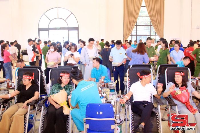 Lãnh đạo các sở ngành tham gia hiến máu.
