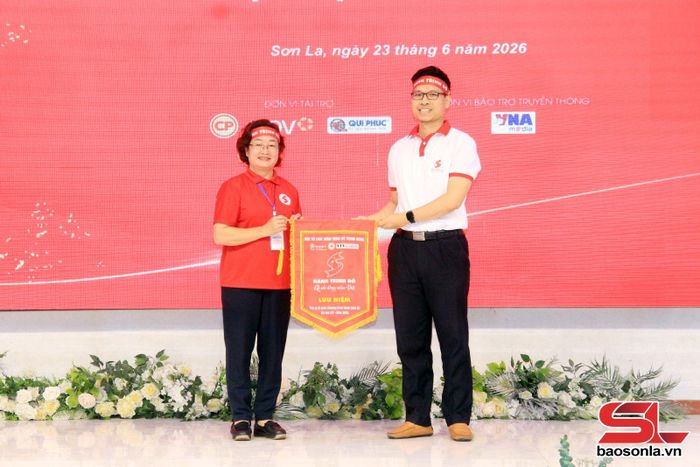Ban tổ chức “Hành trình Đỏ” Trung ương trao Cờ lưu niệm cho Ban Chỉ đạo vận động hiến máu tình nguyện tỉnh Sơn La.