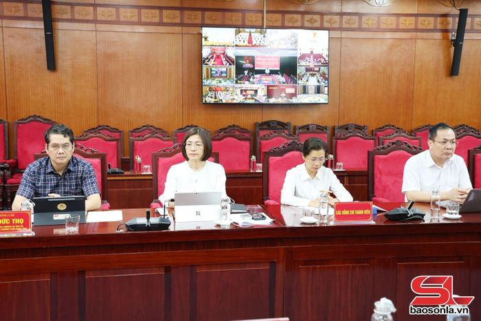 Các đại biểu dự phiên họp.
