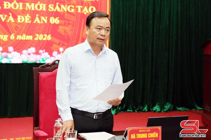 Đồng chí Hà Trung Chiến, Ủy viên Ban Thường vụ Tỉnh ủy, Phó Chủ tịch Thường trực UBND tỉnh tham luận tại phiên họp.
