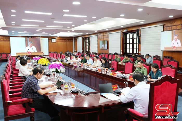 Phiên họp được kết nối trực tuyến đến các điểm cầu.