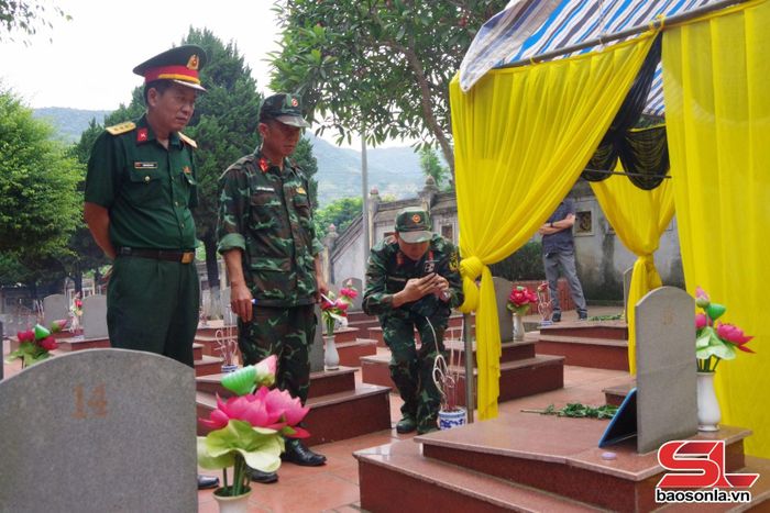Lực lượng chức năng thực hiện số hóa thông tin quá trình lấy mẫu giám định, xác định danh tính hài cốt liệt sĩ.