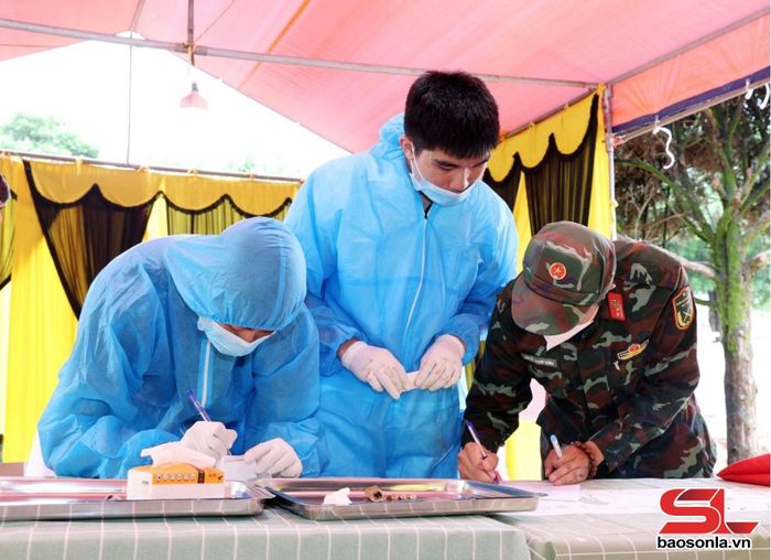 Thực hiện quy trình bảo quản mẫu giám định ADN xác định danh tính hài cốt liệt sĩ tại Nghĩa trang liệt sĩ xã Thuận Châu.