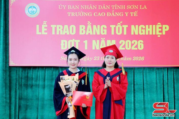 Lãnh đạo Trường Cao đẳng Y tế Sơn La trao bằng tốt nghiệp cho sinh viên.
