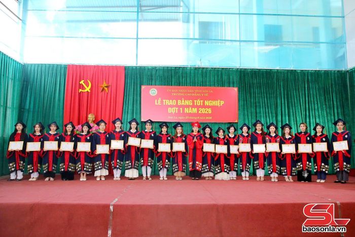 Trường Cao đẳng Y tế Sơn La tặng giấy khen cho sinh viên có thành tích xuất sắc trong học tập.