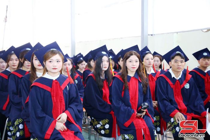 Các sinh viên dự lễ trao bằng tốt nghiệp.