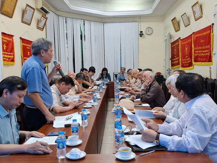 TS Lê Xuân Rao phát biểu tại một hội thảo do Liên Hiệp hội Hà Nội tổ chức. Ảnh Thu Hằng