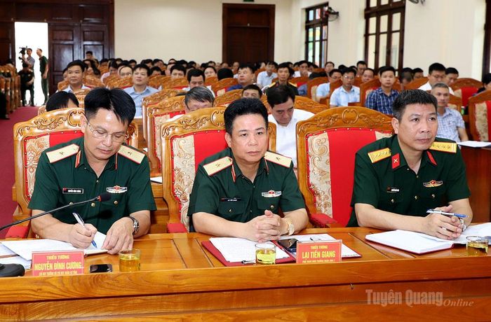 Lãnh đạo Quân khu 2 và Bộ CHQS tỉnh dự hội nghị.