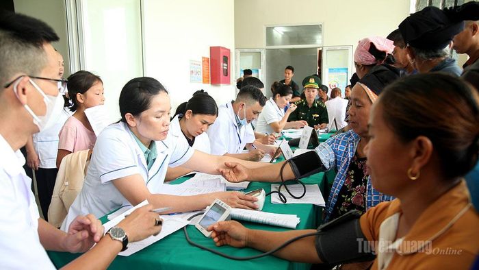 Đông đảo người dân xã Bạch Đích tham gia khám sức khỏe và tư vấn y tế miễn phí.