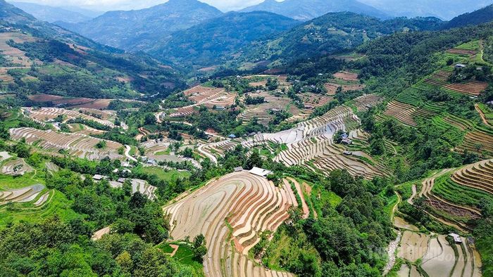 Từ trên cao, những thửa ruộng như những dải lụa mềm ôm lấy sườn núi.
