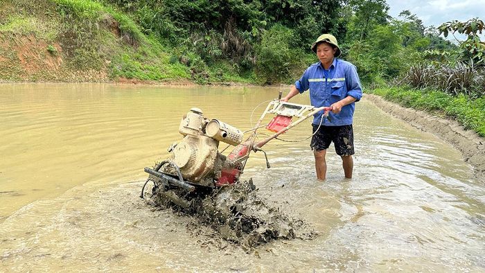 Máy móc được đưa xuống ruộng, góp phần giảm sức lao động cho nông dân.