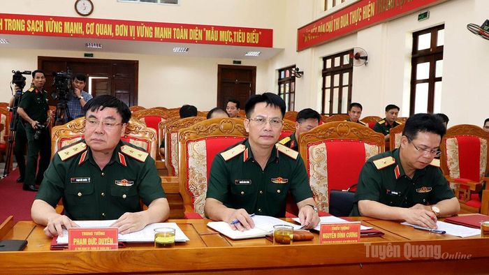 Lãnh đạo Quân khu 2 và Bộ CHQS tỉnh dự hội nghị.