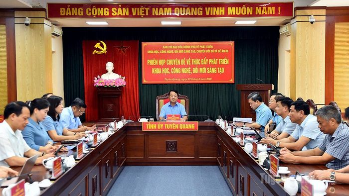 Đồng chí Bí thư Tỉnh ủy Hầu A Lềnh chủ trì phiên họp tại điểm cầu Tuyên Quang.