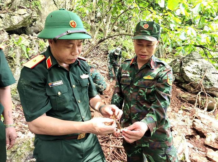 Các lực lượng phát hiện nhiều di vật và mảnh xương tại điểm cao 400 đá, thôn Giang Nam, xã Thanh Thủy.