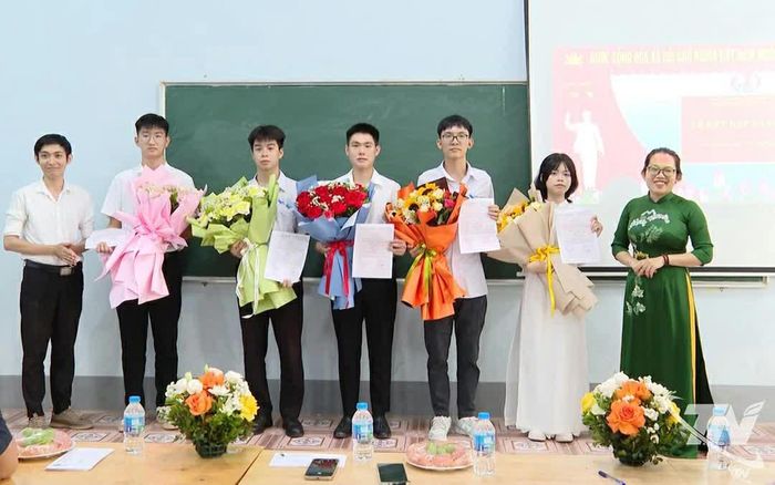Kết nạp đảng viên tại Chi bộ Trường THPT Đào Duy Từ.