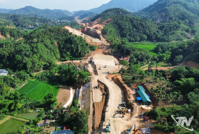 Cao tốc Chợ Mới - Bắc Kạn đang được đẩy nhanh tiến độ thi công, dự kiến hoàn thành vào cuối năm 2026, mở ra cơ hội tăng cường kết nối và thu hút đầu tư cho khu vực phía Bắc tỉnh Thái Nguyên.