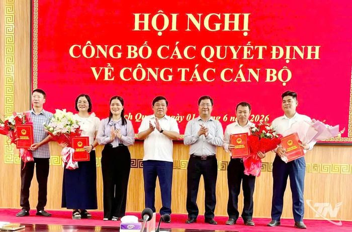 Phường Bách Quang công bố các quyết định về công tác cán bộ sau khi hoàn thành việc tổ chức lại các phòng chuyên môn.