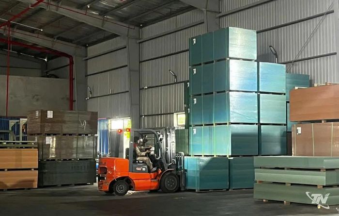 Nhà máy ép Melamine của Công ty TNHH Kiến trúc Nội thất Thái Nguyên (KCN Sơn Cẩm I, phường Quán Triều) chủ động nguồn vật liệu để đáp ứng nhu cầu cung ứng sản phẩm cho hơn 300 đại lý. 
