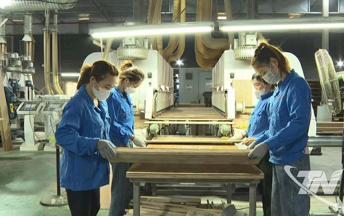 Công nhân Công ty TNHH Lechenwood Việt Nam đang tập trung sản xuất cho các đơn hàng xuất khẩu.