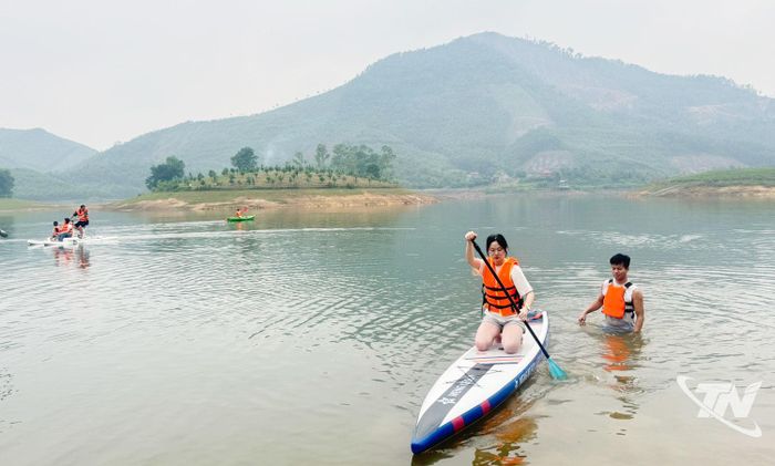 Anh Nguyễn Văn Lâm hướng dẫn học viên luyện tập SUP.