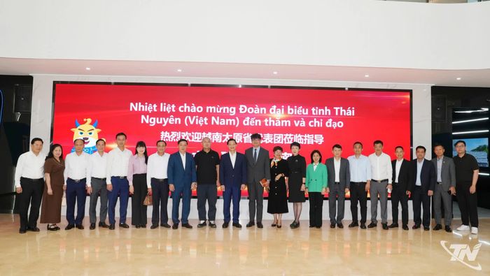 Đồng chí Chủ tịch UBND tỉnh Thái Nguyên Vương Quốc Tuấn và Đoàn công tác chụp ảnh lưu niệm với lãnh đạo Tập đoàn Luxshare.