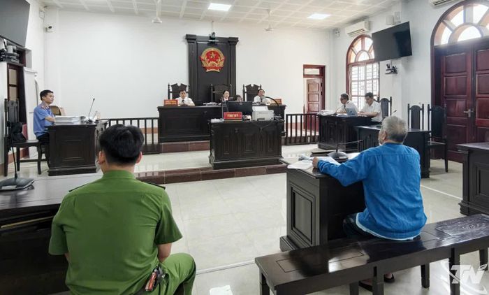 Hội đồng xét xử vụ án “Lợi dụng các quyền tự do dân chủ xâm phạm lợi ích của Nhà nước, quyền, lợi ích hợp pháp của tổ chức, cá nhân”.
