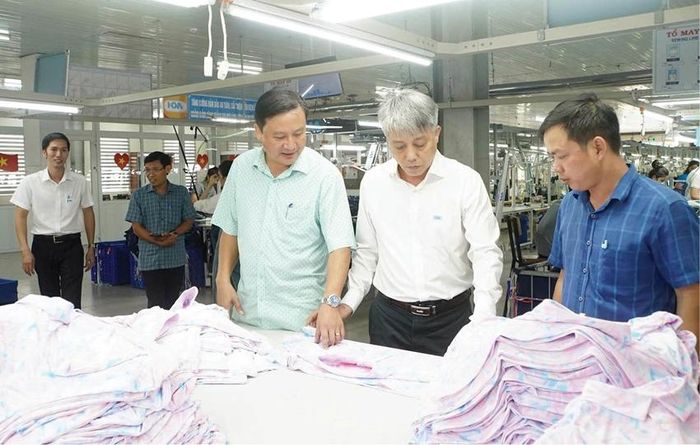 Lãnh đạo xã Phú Vang thăm cơ sở sản xuất may mặc trên địa bàn 