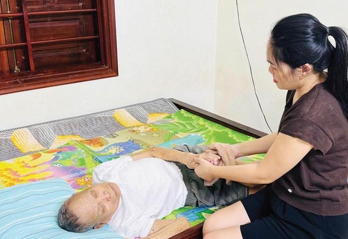 Chăm sóc cha mẹ tuổi xế chiều là niềm vui của nhiều người con