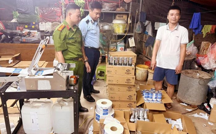  Lực lượng Quản lý thị trường Hà Nội phối hợp phát hiện hàng hóa của Công ty CP Đầu tư và Thương mại hóa dầu Việt Nam có dấu hiệu xâm phạm quyền sở hữu trí tuệ. Ảnh: Chi cục Quản lý thị trường Hà Nội. 