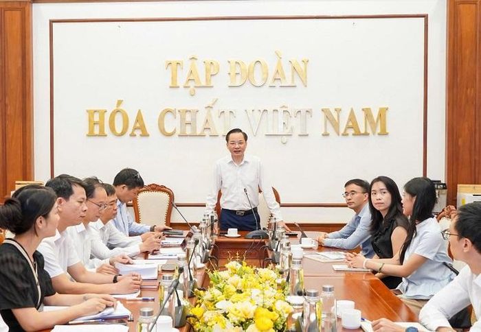 Ông Nguyễn Hữu Tú, Tổng Giám đốc Tập đoàn Hóa chất Việt Nam, phát biểu chỉ đạo, định hướng các nhiệm vụ trọng tâm trong phát triển lĩnh vực hóa dược, dược phẩm