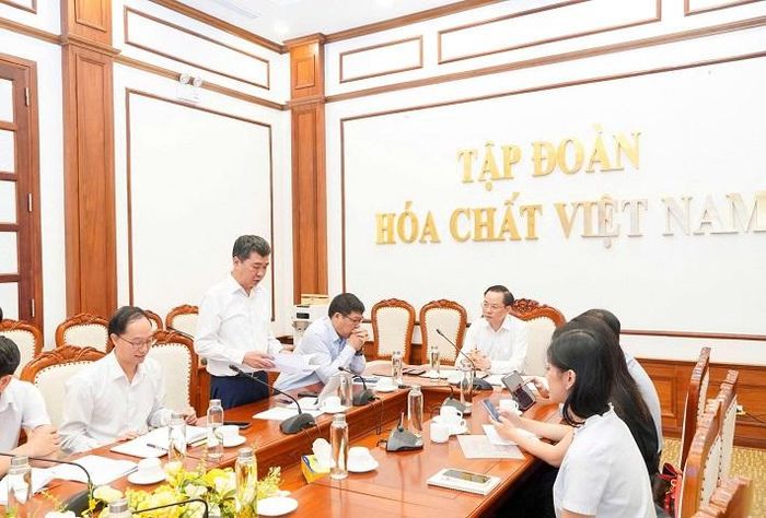 Ông Lê Hoàng, Phó Tổng Giám đốc Tập đoàn, phát biểu tại buổi làm việc