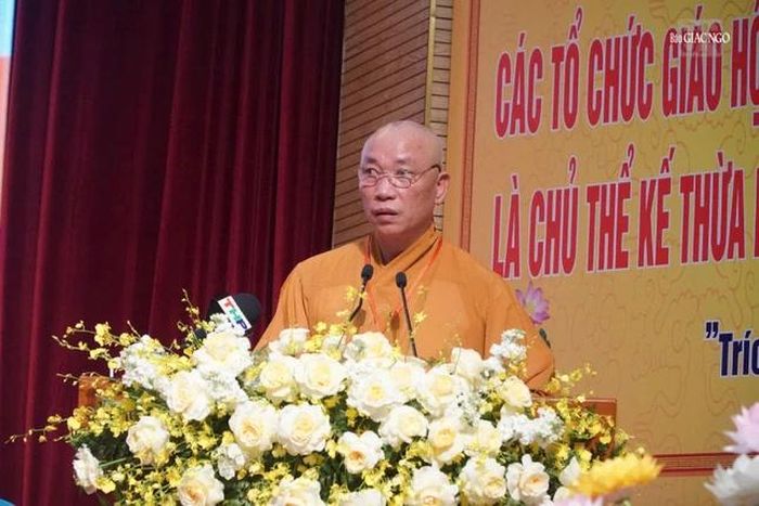 Thượng tọa Thích Thanh Tuấn, Phó Thư ký, Chánh Văn phòng trình dự thảo Nghị quyết Đại hội