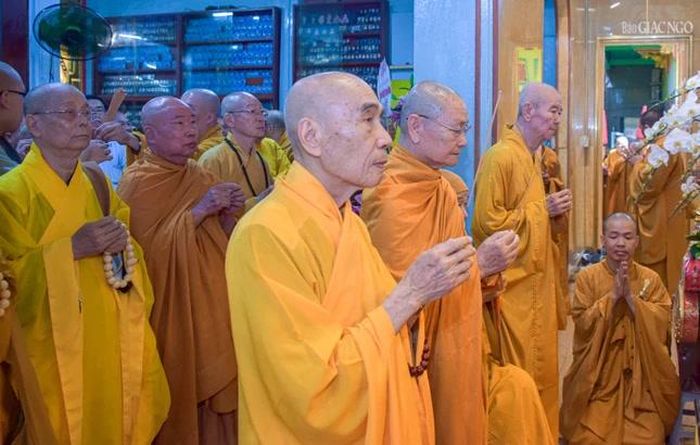 Chư vị Trưởng lão Hội đồng Chứng minh thắp nén tâm hương tưởng niệm