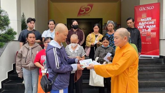 Ni sư Thích nữ Thông Liên trao tiền của bạn đọc Báo Giác Ngộ đến bệnh nhân đăng trên mục Mở rộng lòng từ - Ảnh: M.Tuyền
