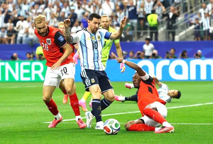 Messi tiếp tục tỏa sáng để mang về chiến thắng cho Argentina.
