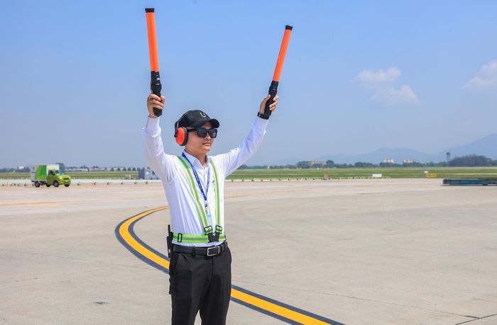 Trong thời tiết nắng nóng, anh Uyên phải duy trì sự tỉnh táo tuyệt đối để bảo đảm tàu bay lăn đúng tim tuyến, đúng tốc độ và dừng chính xác tại vị trí quy định.