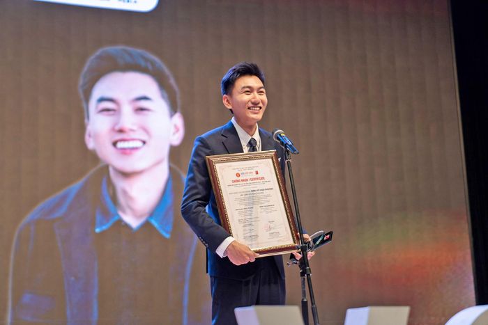 Đinh Võ Hoài Phương nhận giải thưởng “Nhân vật sáng tạo và truyền cảm hứng du lịch - văn hóa 2025”. Ảnh-FBNV.