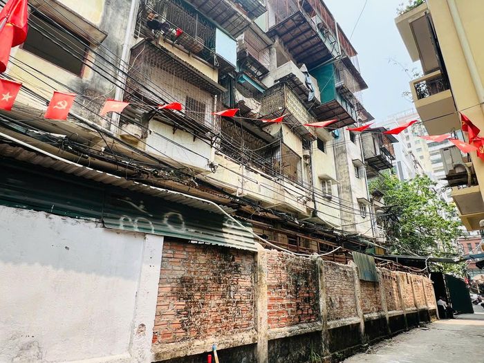 Những khung sắt “chuồng cọp” giúp tăng diện tích sử dụng nhưng có thể cản trở thoát nạn và cứu hộ khi xảy ra hỏa hoạn.