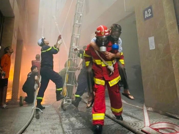 Phường Văn Miếu - Quốc Tử Giám diễn tập phương án chữa cháy và cứu nạn, cứu hộ phối hợp các lực lượng tại nhà ở nhiều căn hộ ở phố Khâm Thiên.