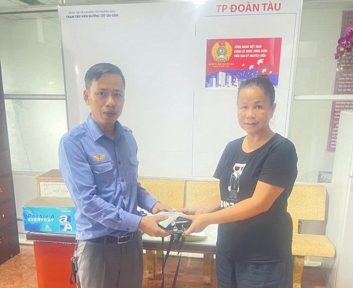 Trưởng tàu SE3 Nguyễn Thăng Khải trả lại tài sản cho nữ hành khách.