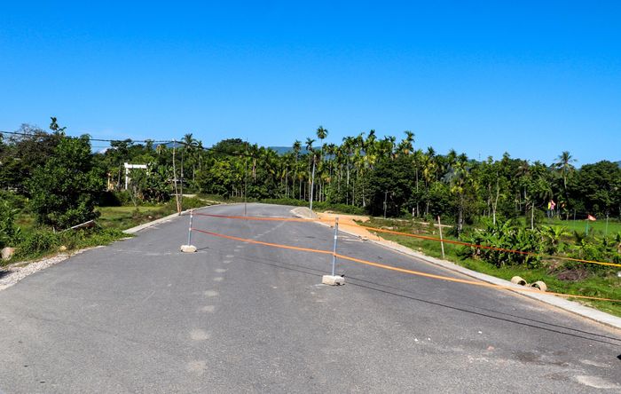 Bí thư Thành ủy Đà Nẵng cũng thẳng thắn cho rằng việc giải phóng mặt bằng (GPMB) tại dự án chưa đạt yêu cầu theo tiến độ đề ra. "Việc xây dựng khu tái định cư còn chậm, dự án triển khai thì mới làm tái định cư, chắc chắn ảnh hưởng lớn đến tiến độ, nhìn trên sơ đồ tôi thấy rất "xôi đỗ" ảnh hưởng lớn đến việc thi công của các nhà thầu. Các thủ tục thẩm định hồ sơ, đền bù GPMB, nguồn gốc đất, pháp lý của đất cũng gây mất nhiều thời gian thẩm định, thuyết phục nhân dân", ông Quang nói.