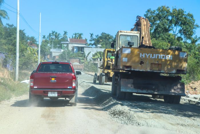 Ông Nguyễn Tuấn Phong đề nghị các đơn vị cùng phối hợp trong công tác bồi thường, GPMB để đảm bảo đến 30/12/2026 sẽ thi công cơ bản hoàn thành toàn bộ công trình.