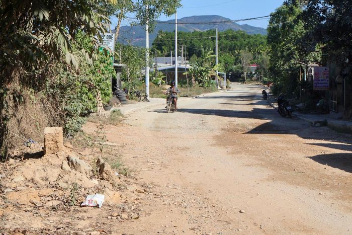 Ông Quang cho hay, công trình có ý nghĩa quan trọng, kết nối các xã trong khu vực. Nếu hoàn thành đúng tiến độ, chúng ta sẽ có điều kiện thúc đẩy phát triển kinh tế - xã hội các xã phía Tây Nam của thành phố. 